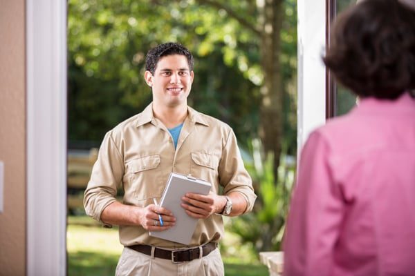 Bird-control-professional-discussing-solutions-with-a-customer